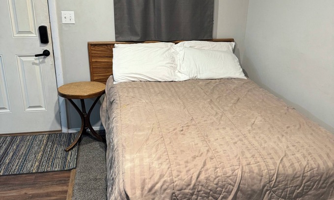 Downs Hôtel | Fins N Feathers Lodge - Two Queen Beds