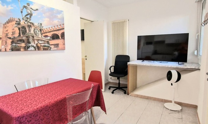 San Donato Appartement | Fiorilli 5 House - Fair District - Private Parking - Bike Storage