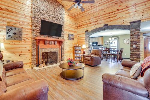 Trenton Maison | Fire Pit and Game Room Lakefront Escape in Trenton!