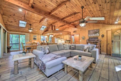 Lake Toxaway Maison | Fire Pit and Grill Cozy Cabin in Lake Toxaway!