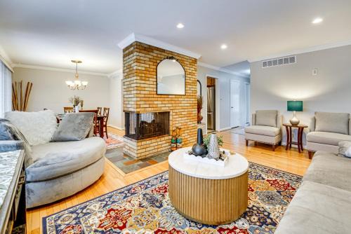 Farmington Hills Maison | Fire Pit and Yard Family Home in Farmington Hills!