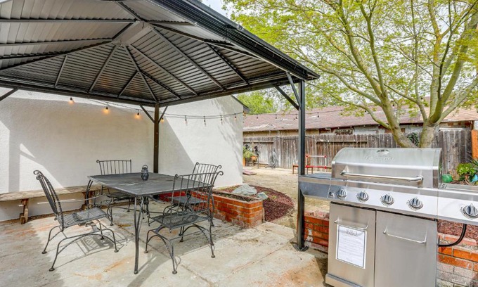Clarksburg Maison | Fire Pit and Yard Games Inviting Clarksburg Cottage