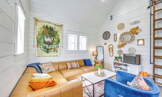 Rusk Cabine | Fire Pit, Deck & Grill: Charming Rusk Cabin!
