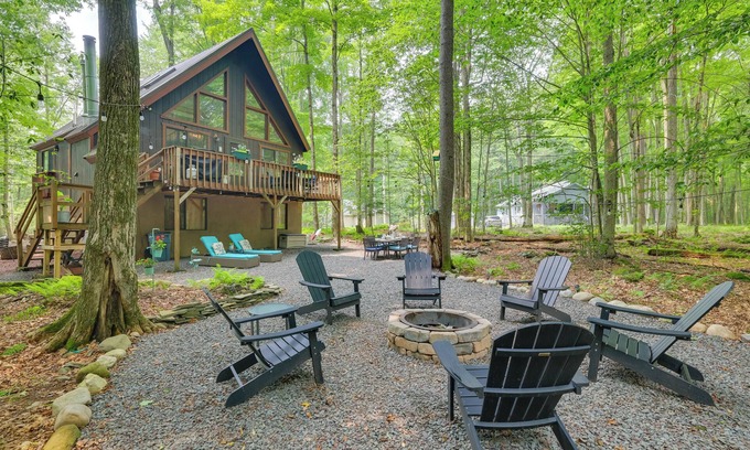 Thornhurst Cabine | Fire Pit, Gas Grill: Pocono Lake 'Woodside Nest'