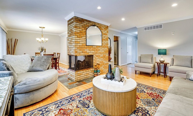 Farmington Hills Maison | Fire Pit & Yard: Family Home in Farmington Hills!