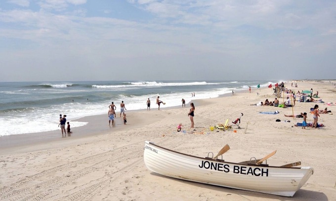 Long Island Maison | Selfie Walls/ Spacious Family Friendly Home/ Near Beaches/ Backyard Retreat!