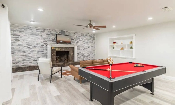 DeLand Maison | Firepit + Pool Table + Grill + 8mi to Blue Springs