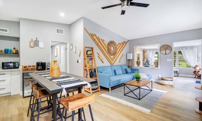 Conway Maison | Casa LUNA w/ Fireplace + Lake View + 10min to dwtn