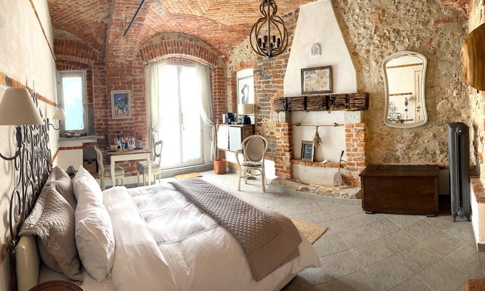 Gassino Torinese Lit Et Petit-Déjeuner | Fireplace Suite - country chic with heated hot tub in the garden