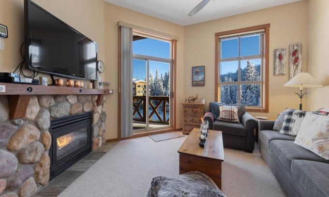Sun Peaks Copropriété | Fireside Lodge 421: Stylish, 1BDRM, Centrally Located Condo w/Shared Hot Tub