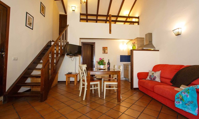 Robregordo Appartement | Chambre au premier étage et cheminée en duplex