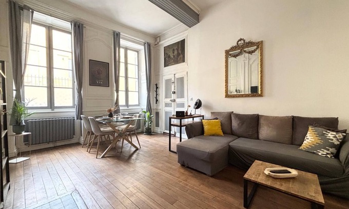 Avallon Appartement | F3 XVI Siècle au Centre-Ville au Rez-de-chaussée avec Cour