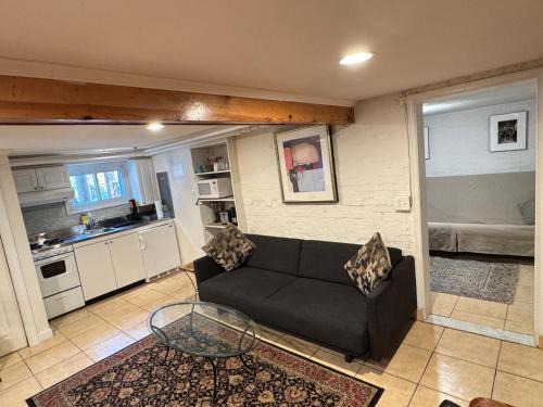 North Cleveland Park Appartement | First Floor One Bedroom Apartment with Full Kitchen & Bath