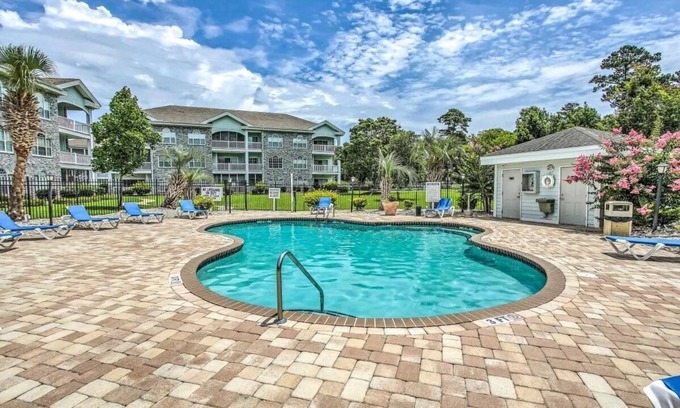 Central Myrtle Beach Copropriété | First Floor Updated Coastal Summer Retreat at Magnolia Place - Pool View