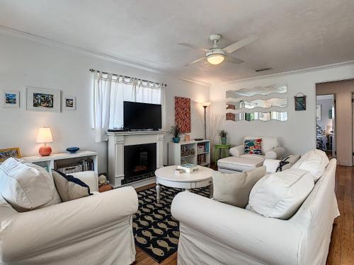 New Smyrna Beach Appartement | ~ Fish Cottage ~ NSB Sanctuary Pool Courtyard View Coronado Arms B11