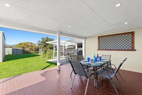 Ulladulla Maison | Fish Cottage Ulladulla - Linen not supplied - 3 bedroom house - sleeps 8 - pet friendly