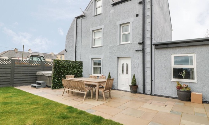Malltraeth Maison | FISHERMANS COTTAGE, pet friendly, with hot tub in Malltraeth