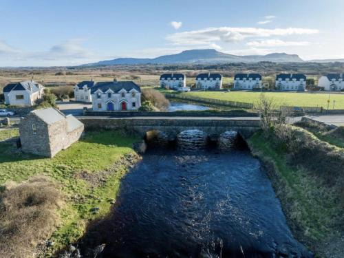 Fivemilebourne Maison | Fishermans Cottage Stunning Two Bedroom with Views close to town