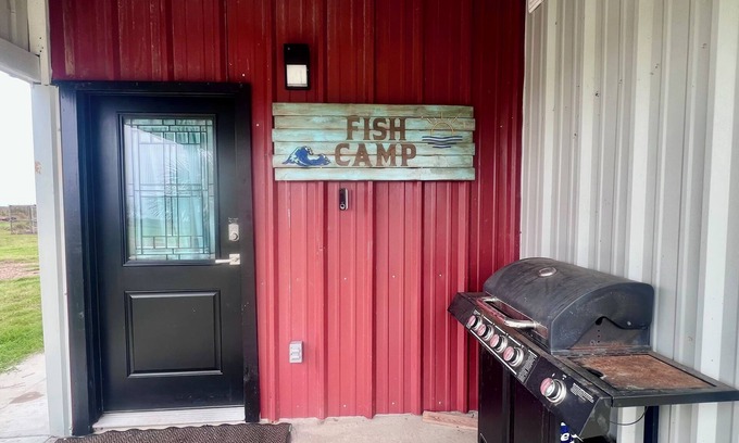 Port Lavaca Maison | Fisherman’s getaway close to water. Plenty of room for kayak and boat trailers.
