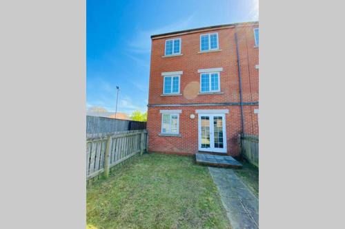 Grimsby Maison | "Fishermans House" By Greenstay Serviced Accommodation - Large 4 Bed House With Parking - The Perfect Choice For Contractors, Families & Mixed Groups