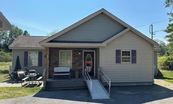 Scarborough Maison | Five miles from the beach, newly remodeled home with lots of privacy.