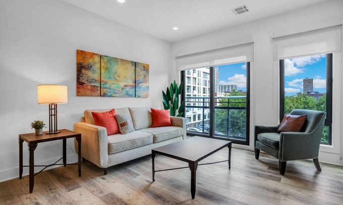 Newark Appartement | Flamboyant 1BR Near EWR w/ Gym