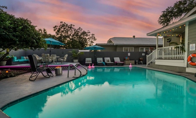 South Seminole Heights Maison | 🦩Flamingo Haven! Luxury Home with Private Heated Pool and Amenities Galore!