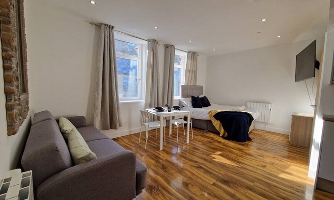 Mountain Ash Appartement | Flat 5. Modern studio apartment
