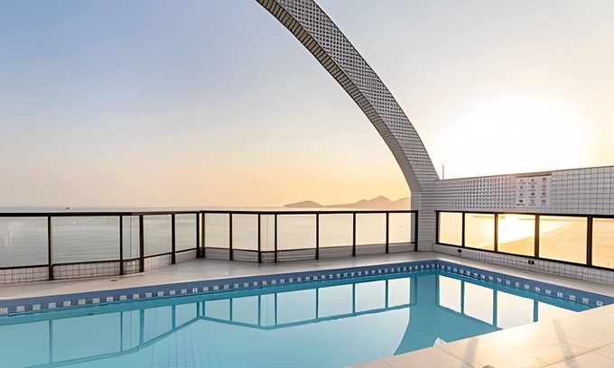 Boqueirao Appartement | Flat com piscina vista-mar em Santos
