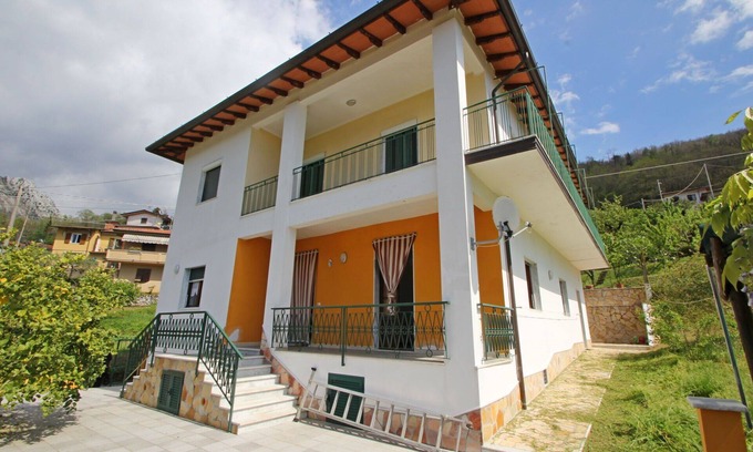 San Carlo Terme Appartement | Flat for 5 People with Garden above Massa