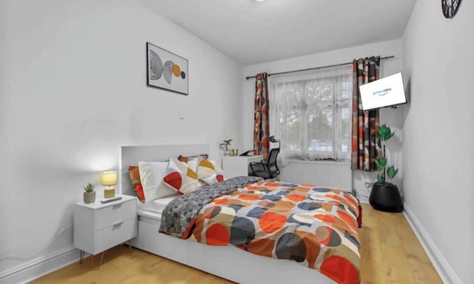 Redbridge Appartement | Flat in London, 1 min Walk to Station Central Line