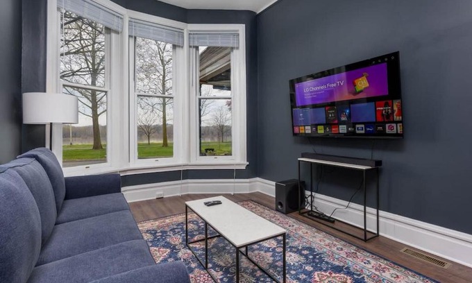 Harrisburg - Hershey Appartement | Flats on Front - Riverfront Gem Fast Wi-Fi 1F