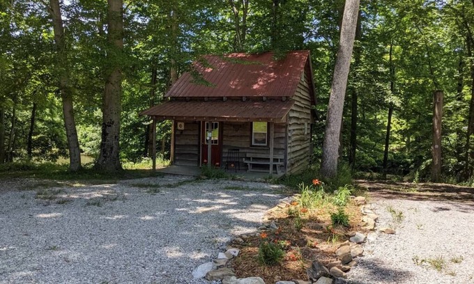 Helmsburg Cabine | Chalet n ° 6, petit chalet rustique situé dans le comté de Brown, dans l'Indiana