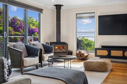 Hunchy Maison | Flaxton Garden Home with Spectacular Coastal Views