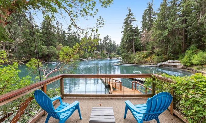 Bainbridge Island Maison | Fletcher Bayfront home with water views, deck, private dock, & 2 kayaks/SUPs