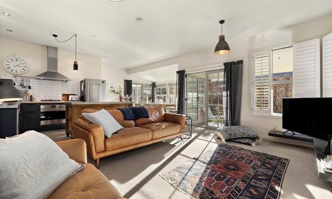 Arrowtown Maison | Fletcher Cottage - Modern Arrowtown cottage with Hot-tub!