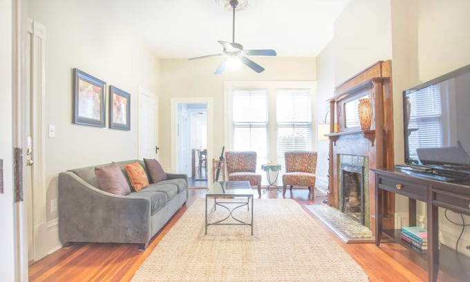 Savannah Victorian District Maison | Restez avec Lucky Savannah: Maison bien rangée en rangée donnant sur le parc Forsyth
