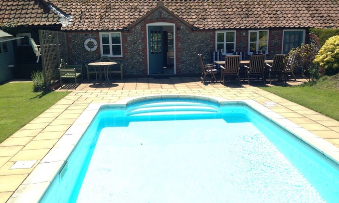 Little Thornage Cottage | CHALET À BASE DE FLEURS POUR LES CHIENS AVEC PISCINE, AGA, SOMMEIL À FEU OUVERT 8