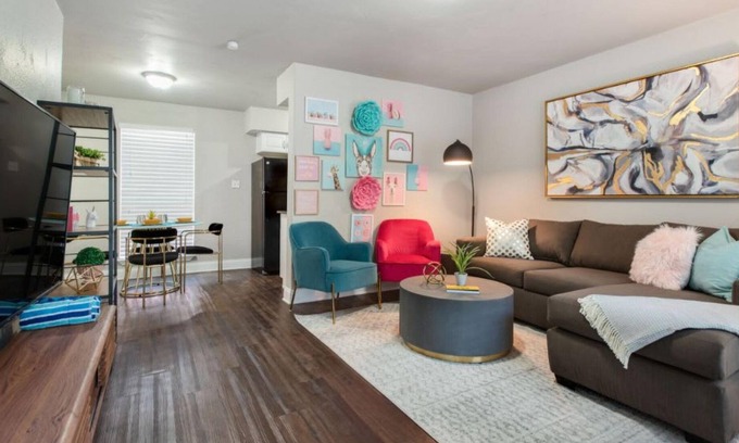 Austin Appartement | Flirty Flamingos l No Service Fees Poolside