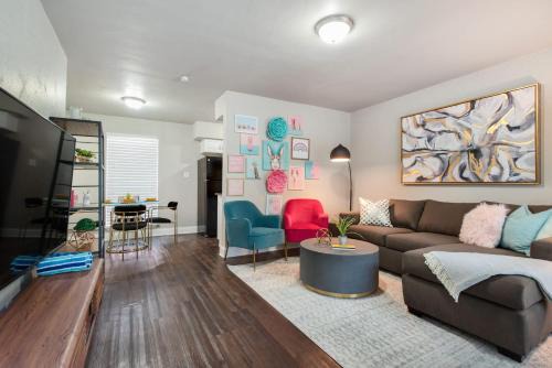 Oakmont Heights Appartement | Flirty Flamingos l Poolside l Sleeps 10 l Roku TVs