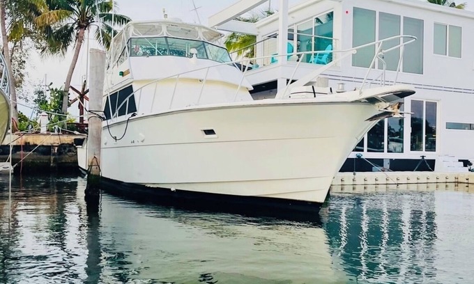 Key West Location De Bateaux | Floating Island Escape: Spacious 65' Hatteras Boat, Full Amenities & Sun Deck