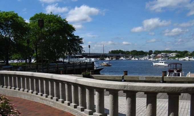 Newburyport Location De Bateaux | Floating Loft III - 47' 3bed 1.5bath in Newburyport MA by Floating Lofts, Inc.