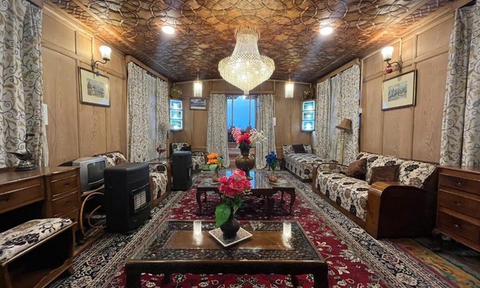 Dal Lake Location De Bateaux | Floating Shanghai group of houseboats