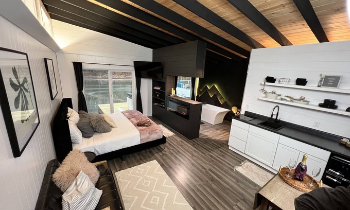 East Dubuque Cabine | Floating Studio Cabin. HOT TUB!
