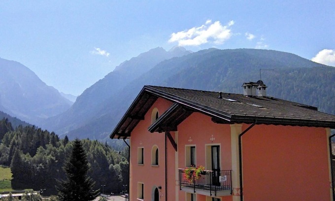 Temu Maison | Flora Alpina- Genziana apartments with breathtaking views and balcony