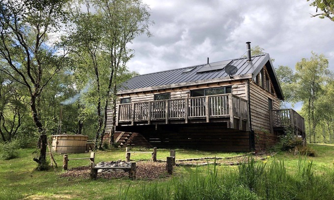 Dallavich Cabine | Flora est une cabane en rondins de style scandinave bien équipée avec poêle à bois