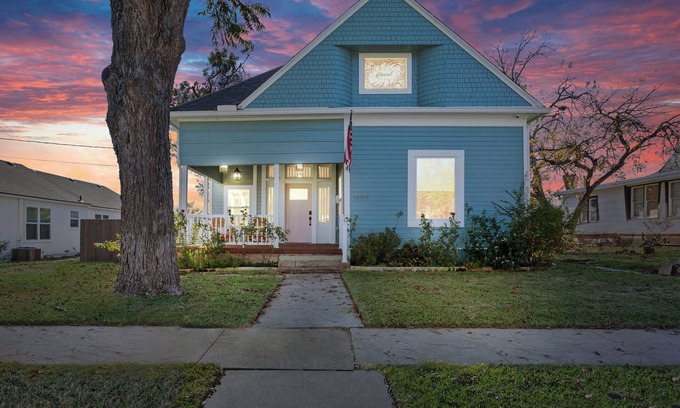 Waco Maison | FlourishHouse-HotTub, firepit, gym, outdoor movie, outside dining
