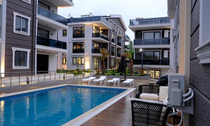 Cinarcik Appartement | Flower City Suits