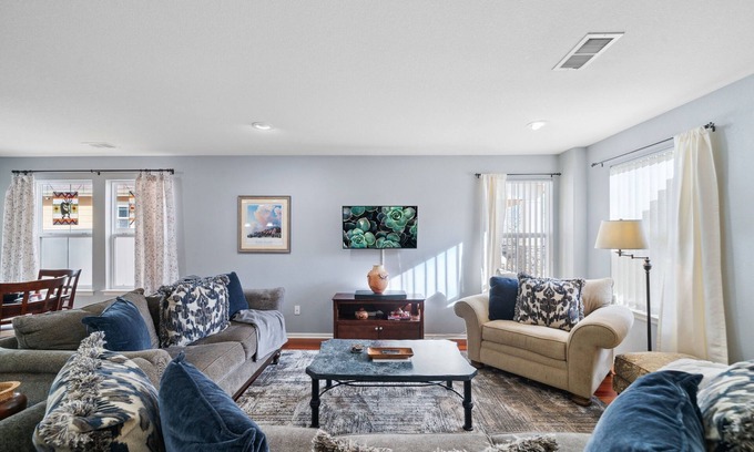 Walnut Grove Maison | Flyer's Nest Townhome