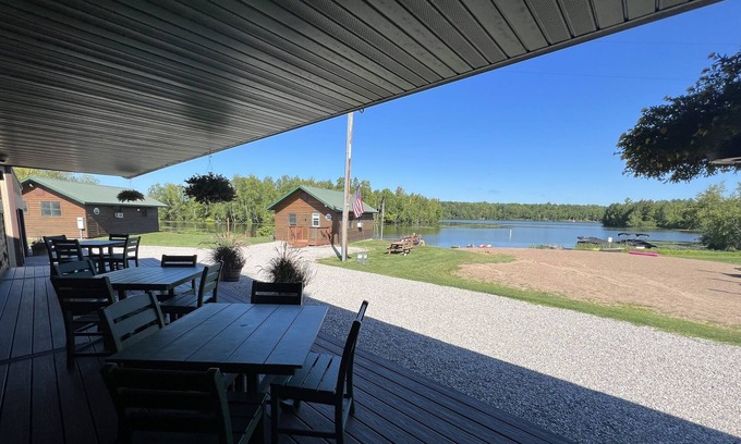 Phillips Cabine | Flyway Resort ‘The Big Game Suite’ on Wilson Lake